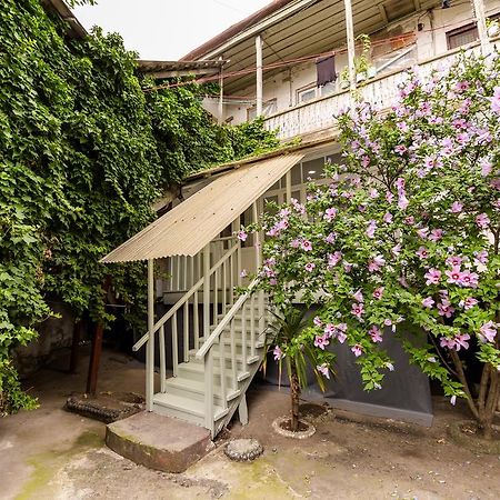 Apartment In Cozy Little Yard ティビリシ エクステリア 写真